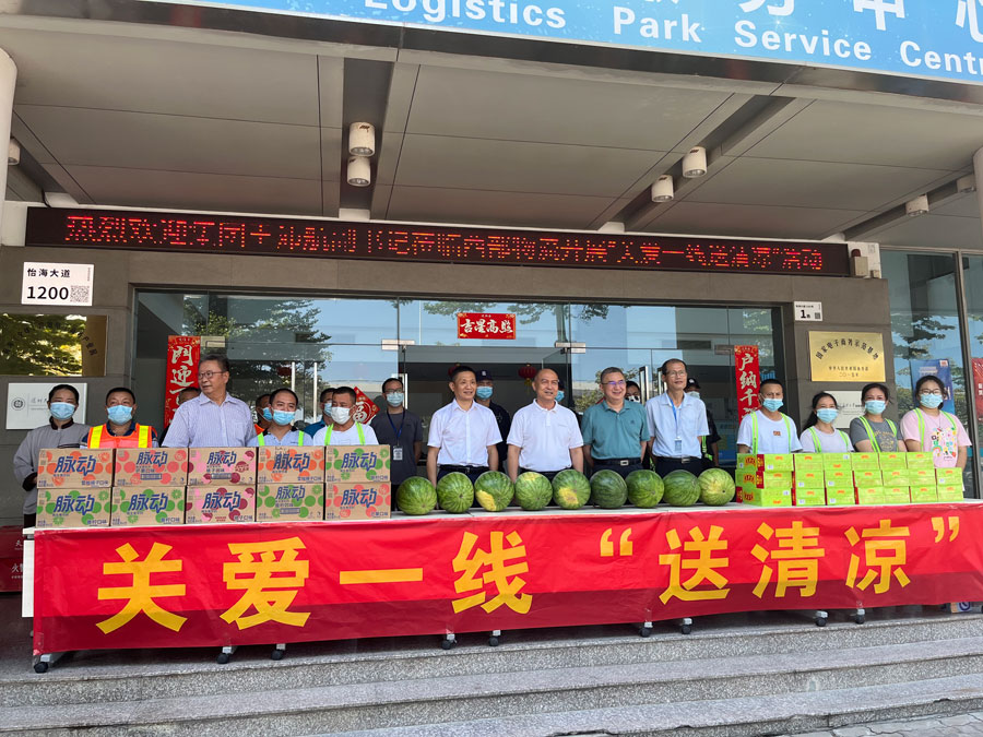 关爱一线夏季送清冷.jpg 关爱一线夏季送清冷.jpg